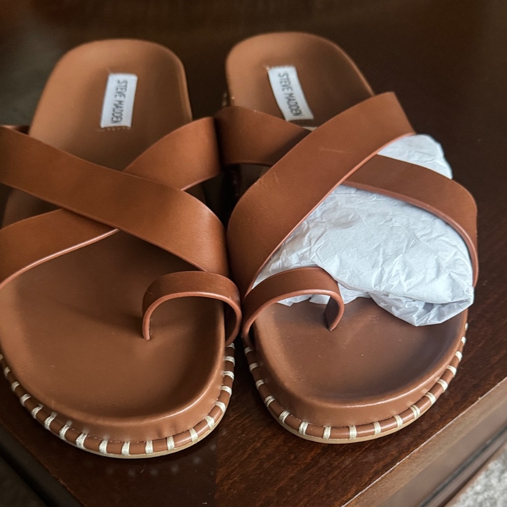 NWT Steve Madden Viena slideTan Crisscross Slide SandalsNew never worn size 9.5